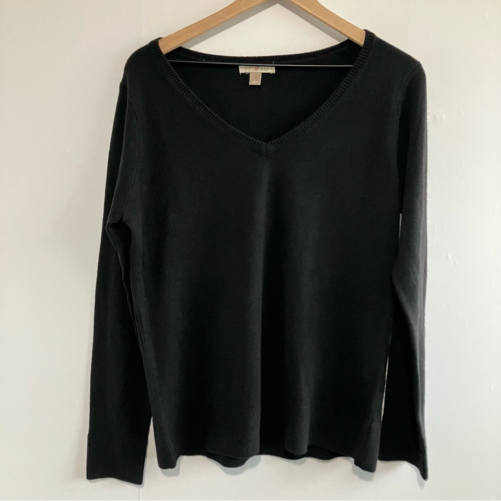 Roz & Ali Black Long Sleeve  V Neck Sweater Size Large